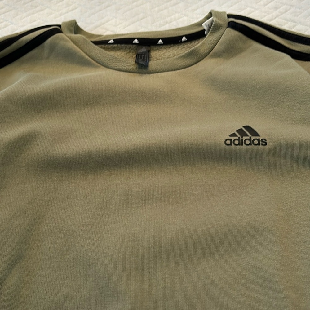 Adidas sweatshirt in army greenn color in excellent condition